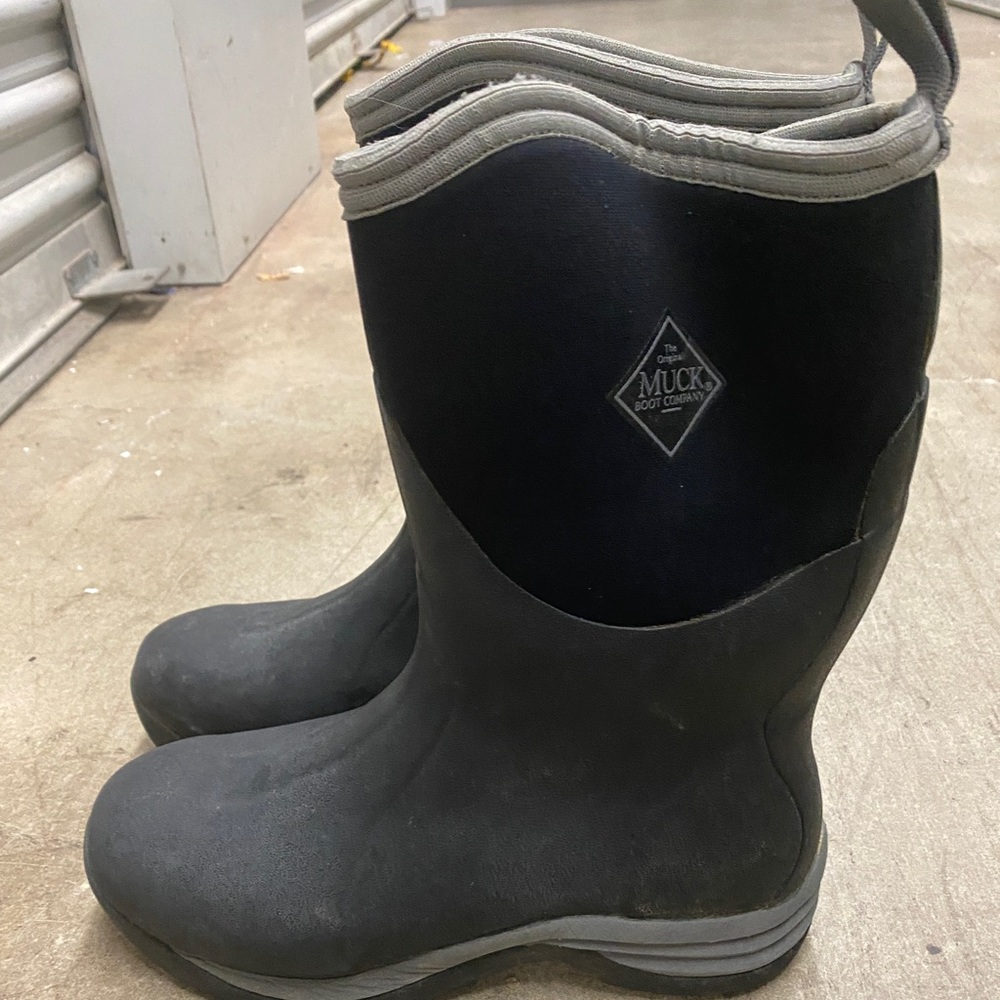 Men’s Muckboots size 10